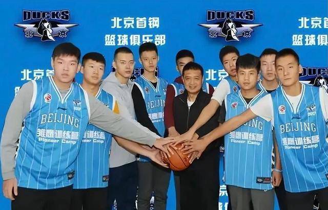 哥伦比亚国家队教练组对球员进行激励，鼓舞斗志的简单介绍