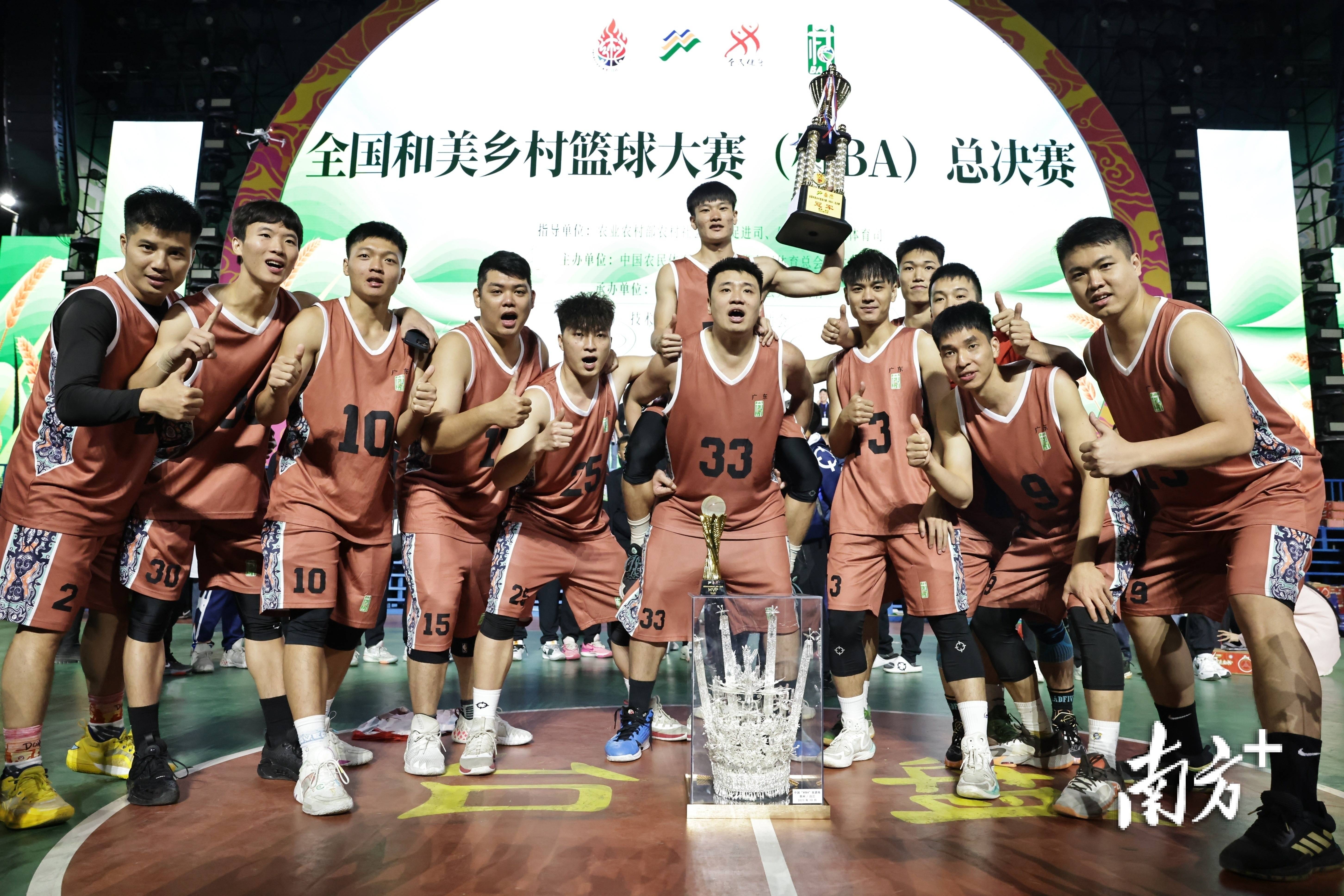 包含五彩篮球联赛盛大举行，人气球队遥遥领先的词条